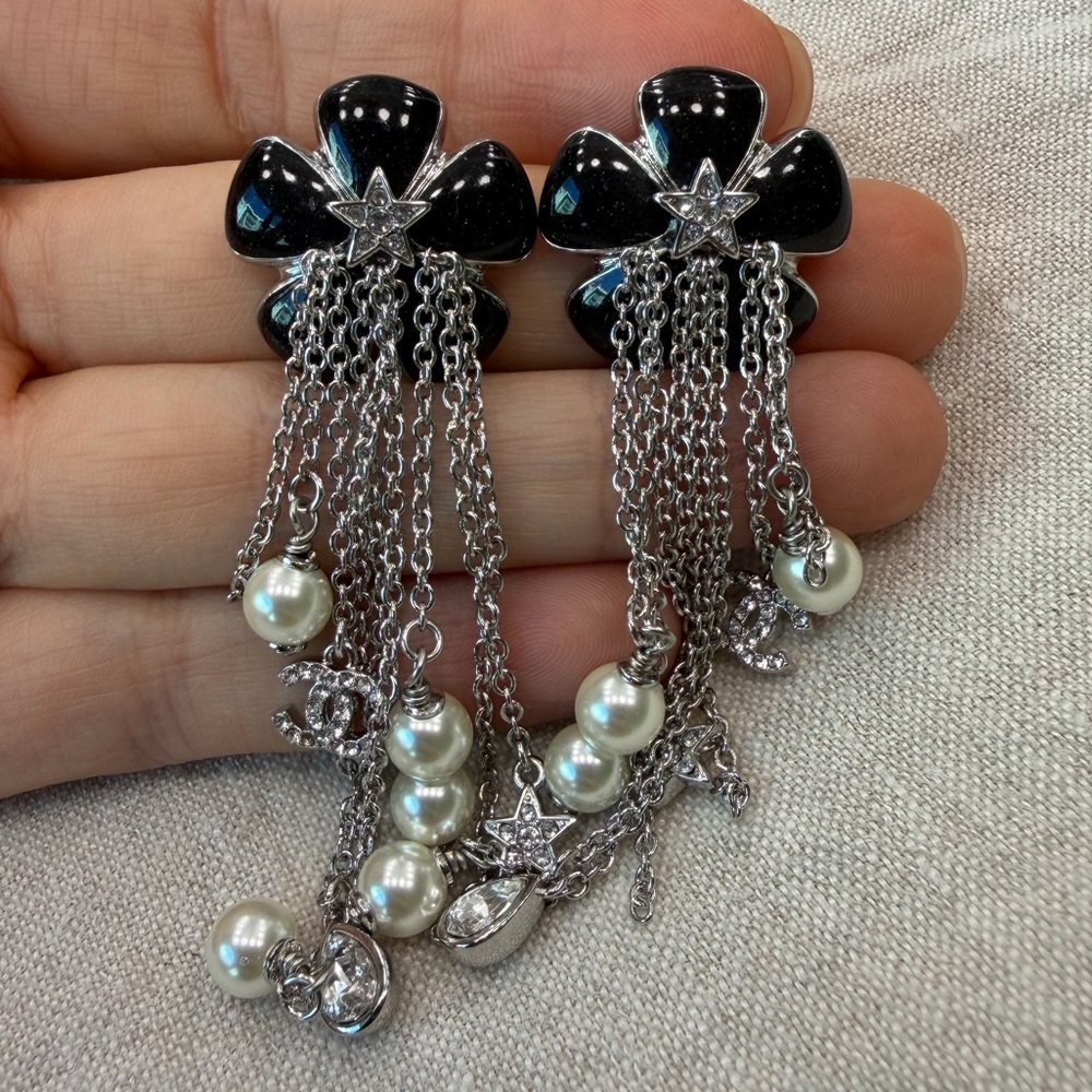 🤍🖤Chanel Black Enamel & Pearl Flower Earrings